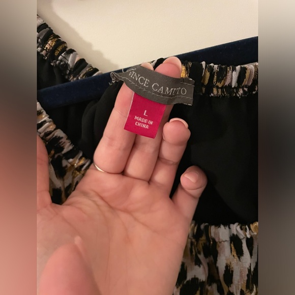 VINCE CAMUTO
Printed Off-The-Shoulder 3/4 Balloon-Sleeve Top - Picture 3 of 6